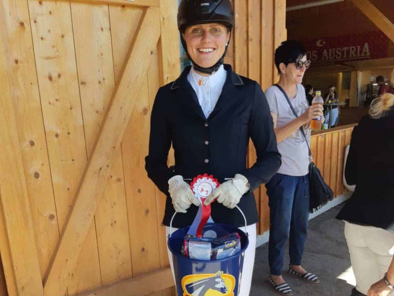 Reiterin in Turnierkleidung mit Schleife und Preis beim Reitclub URC Waidach in Piesendorf