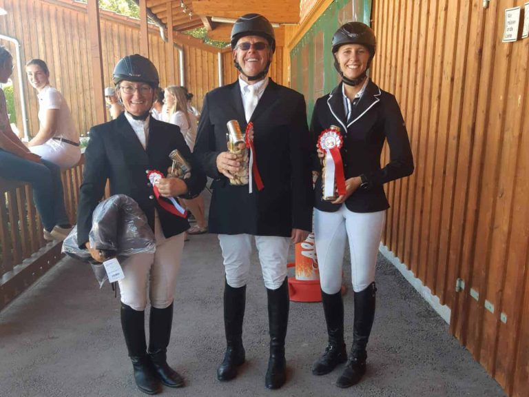 Drei Reiter in Turnierkleidung mit Auszeichnungen beim URC Waidach Reitclub Piesendorf