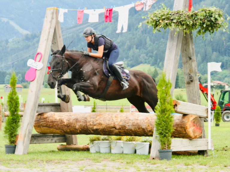 Reiterin springt mit Noriker Pferd über Hindernis beim Vielseitigkeitsturnier Piesendorf