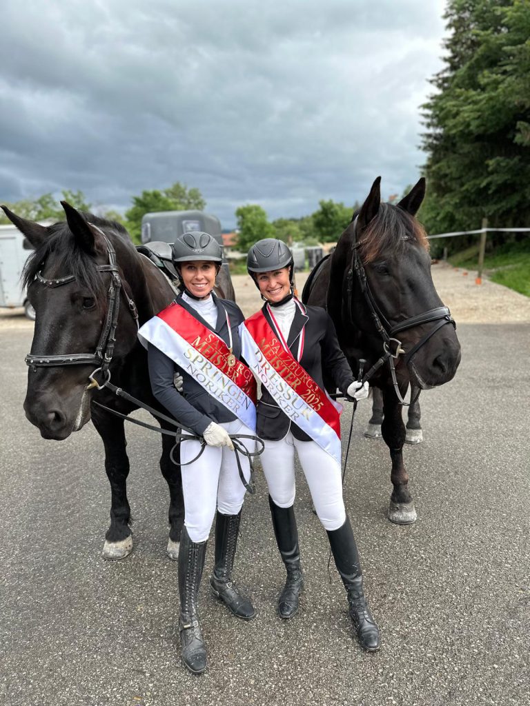 Zwei Reiterinnen mit Noriker Pferden und Siegerschärpen bei Turnier in Piesendorf