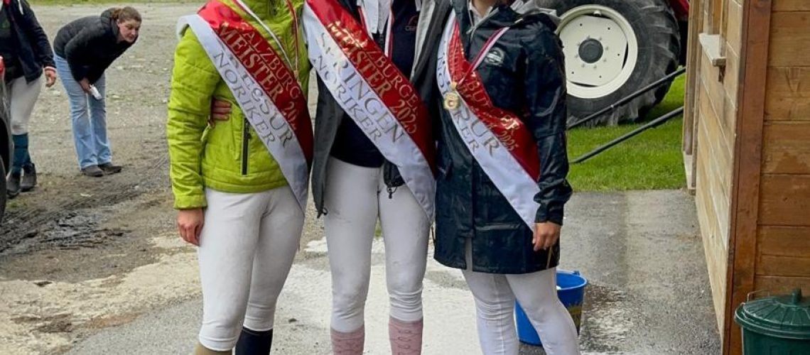Drei Reiterinnen mit Meisterschärpen nach Turniererfolg im Reitclub Piesendorf