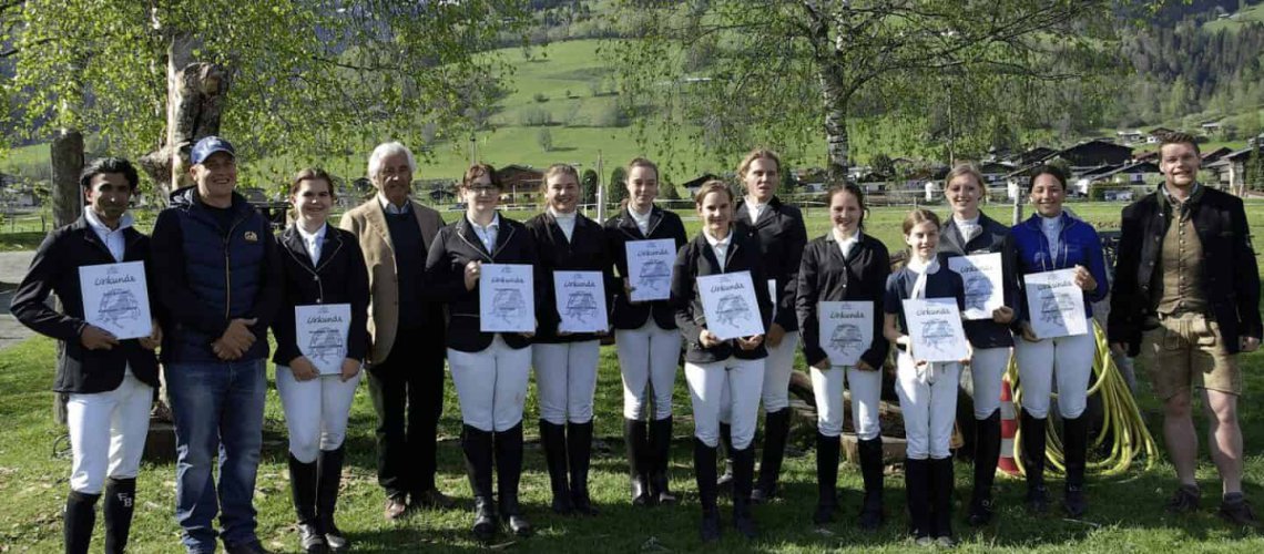 Gruppenfoto Reiterinnen mit Urkunden nach Sonderprüfungen beim URC Waidach, Wiese, Berge
